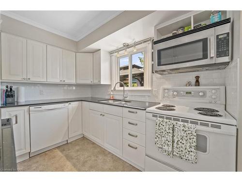 22 Sherman Drive, St. Catharines, ON - Indoor Photo Showing Kitchen
