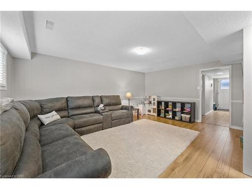 22 Sherman Drive, St. Catharines, ON - Indoor Photo Showing Living Room
