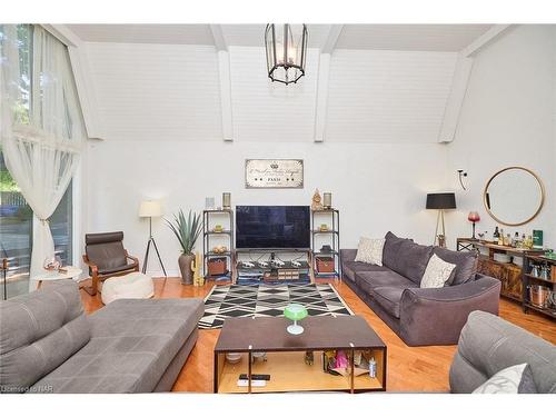 2459 Noella Crescent, Niagara Falls, ON - Indoor Photo Showing Living Room