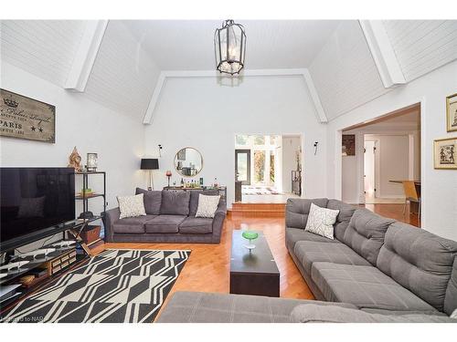 2459 Noella Crescent, Niagara Falls, ON - Indoor Photo Showing Living Room