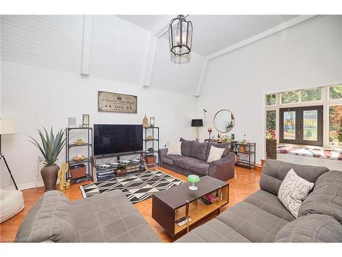 2459 Noella Crescent, Niagara Falls, ON - Indoor Photo Showing Living Room