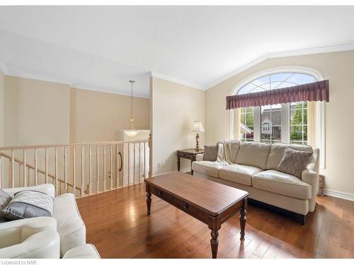 4476 Connell Avenue, Niagara Falls, ON - Indoor Photo Showing Living Room