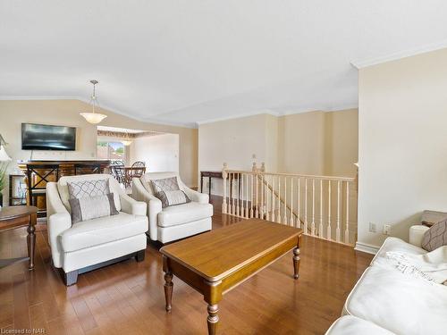 4476 Connell Avenue, Niagara Falls, ON - Indoor Photo Showing Living Room