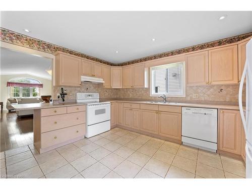 4476 Connell Avenue, Niagara Falls, ON - Indoor Photo Showing Kitchen