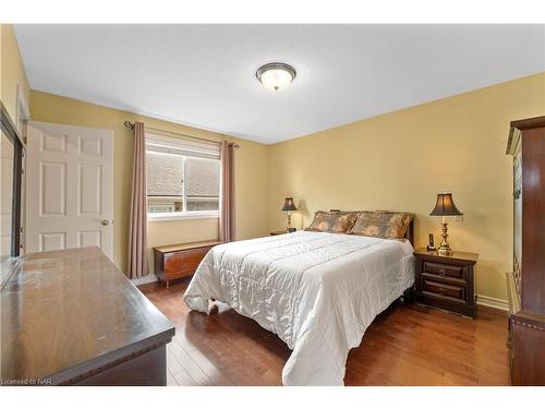 4476 Connell Avenue, Niagara Falls, ON - Indoor Photo Showing Bedroom