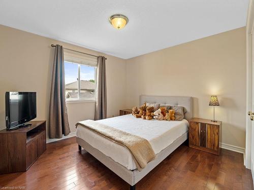 4476 Connell Avenue, Niagara Falls, ON - Indoor Photo Showing Bedroom