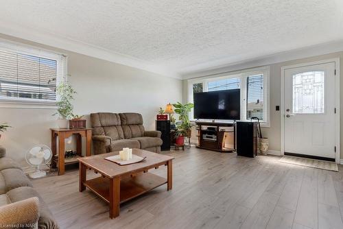 193 Queen Street, Port Colborne, ON - Indoor Photo Showing Living Room