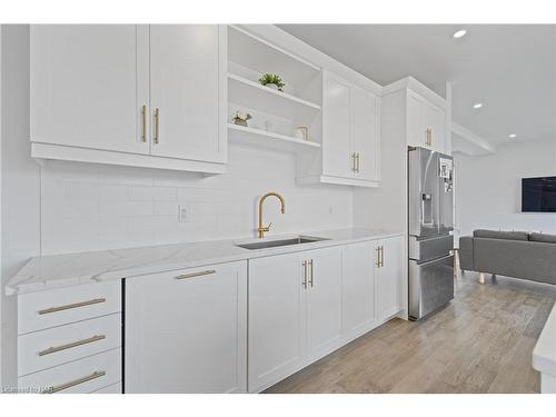 24 Sparkle Drive, Thorold, ON - Indoor Photo Showing Kitchen