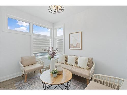 24 Sparkle Drive, Thorold, ON - Indoor Photo Showing Living Room