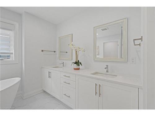 24 Sparkle Drive, Thorold, ON - Indoor Photo Showing Bathroom