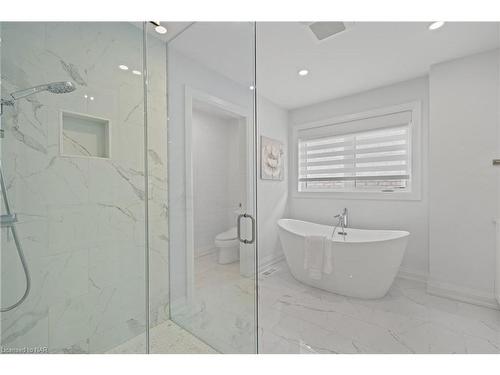 24 Sparkle Drive, Thorold, ON - Indoor Photo Showing Bathroom