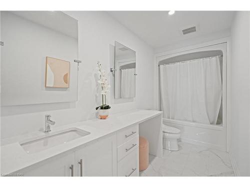 24 Sparkle Drive, Thorold, ON - Indoor Photo Showing Bathroom