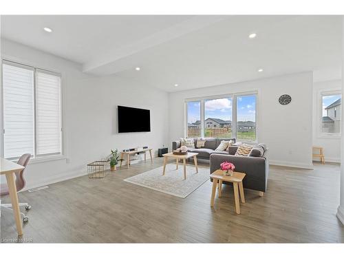 24 Sparkle Drive, Thorold, ON - Indoor Photo Showing Living Room