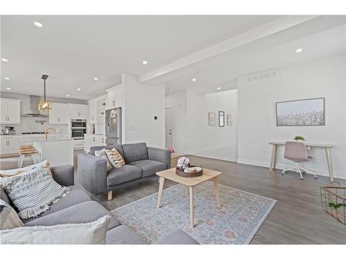 24 Sparkle Drive, Thorold, ON - Indoor Photo Showing Living Room