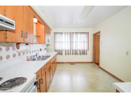 60 Commercial Street, Welland, ON - Indoor Photo Showing Kitchen With Double Sink