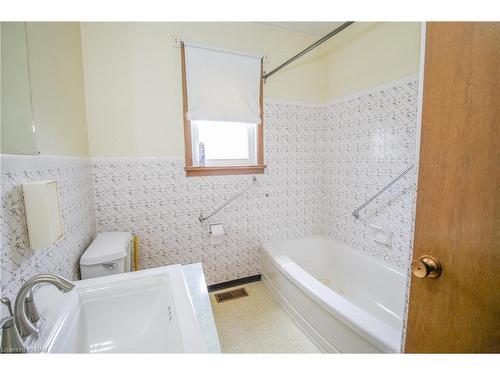 60 Commercial Street, Welland, ON - Indoor Photo Showing Bathroom