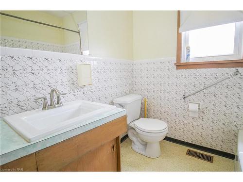 60 Commercial Street, Welland, ON - Indoor Photo Showing Bathroom