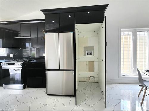 8414 Atack Court, Niagara Falls, ON - Indoor Photo Showing Kitchen