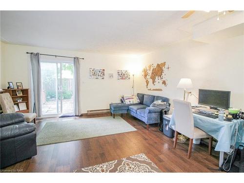 6-63 Empire Street, Welland, ON - Indoor Photo Showing Living Room