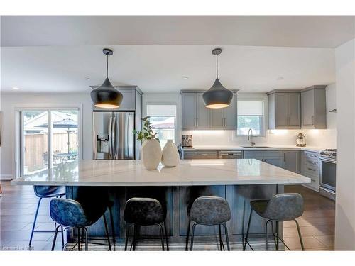 6611 Culp Street, Niagara Falls, ON - Indoor Photo Showing Kitchen With Upgraded Kitchen