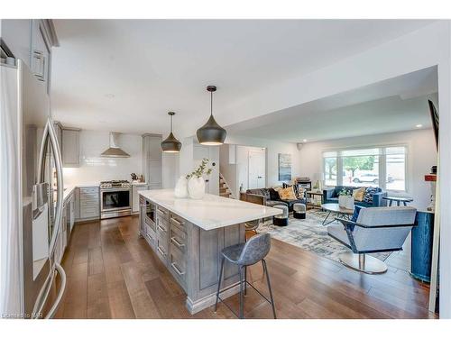 6611 Culp Street, Niagara Falls, ON - Indoor Photo Showing Kitchen With Upgraded Kitchen