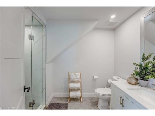 6611 Culp Street, Niagara Falls, ON - Indoor Photo Showing Bathroom