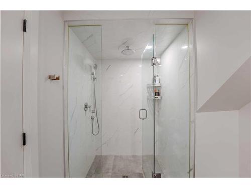 6611 Culp Street, Niagara Falls, ON - Indoor Photo Showing Bathroom