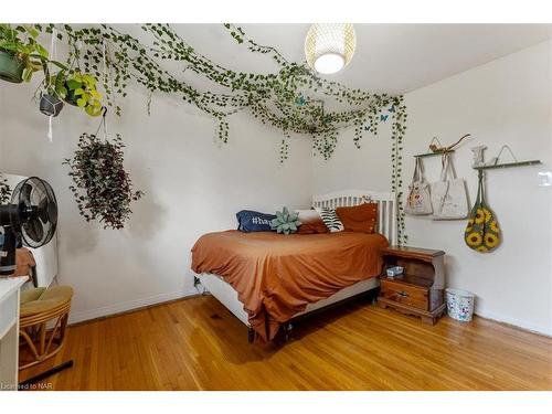 415 Lyons Creek Road, Welland, ON - Indoor Photo Showing Bedroom