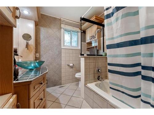 415 Lyons Creek Road, Welland, ON - Indoor Photo Showing Bathroom