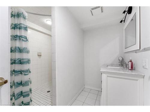 415 Lyons Creek Road, Welland, ON - Indoor Photo Showing Bathroom