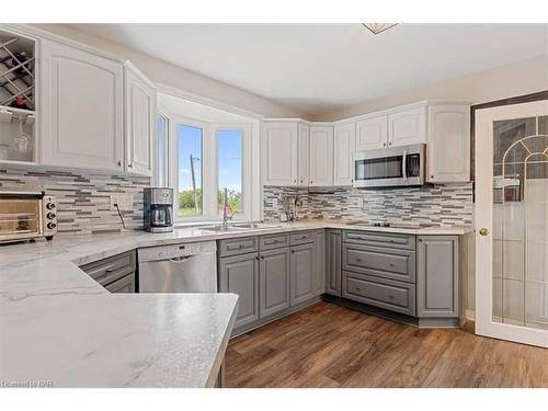 415 Lyons Creek Road, Welland, ON - Indoor Photo Showing Kitchen With Upgraded Kitchen