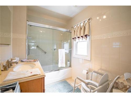 70 Bernard Av Avenue, Fort Erie, ON - Indoor Photo Showing Bathroom