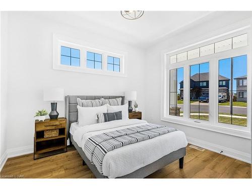 7490 Sherrilee Crescent, Niagara Falls, ON - Indoor Photo Showing Bedroom