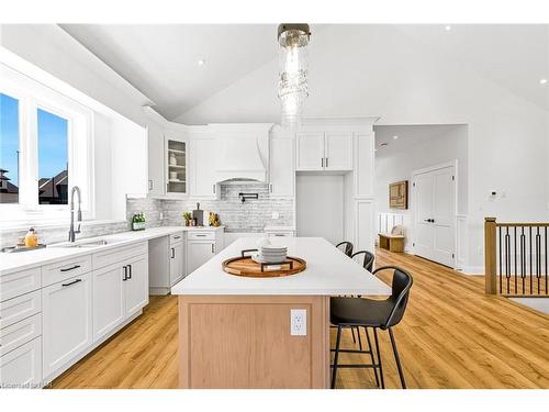 7490 Sherrilee Crescent, Niagara Falls, ON - Indoor Photo Showing Kitchen With Upgraded Kitchen