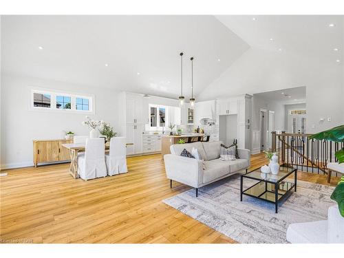 7490 Sherrilee Crescent, Niagara Falls, ON - Indoor Photo Showing Living Room