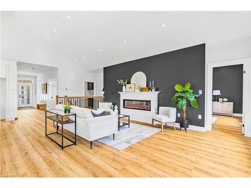 7490 Sherrilee Crescent, Niagara Falls, ON - Indoor Photo Showing Living Room