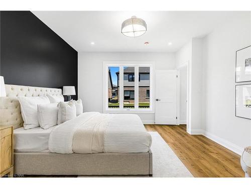 7490 Sherrilee Crescent, Niagara Falls, ON - Indoor Photo Showing Bedroom