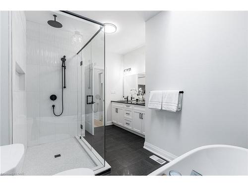 7490 Sherrilee Crescent, Niagara Falls, ON - Indoor Photo Showing Bathroom