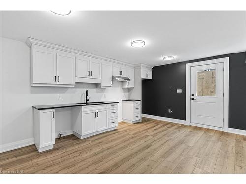 7490 Sherrilee Crescent, Niagara Falls, ON - Indoor Photo Showing Kitchen With Double Sink