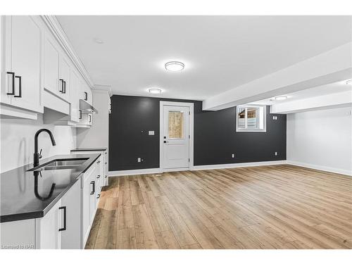 7490 Sherrilee Crescent, Niagara Falls, ON - Indoor Photo Showing Kitchen With Double Sink