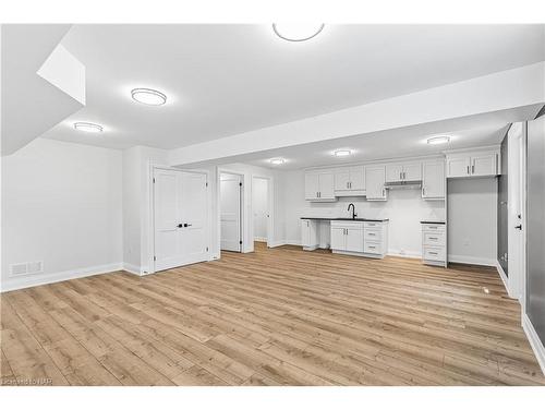 7490 Sherrilee Crescent, Niagara Falls, ON - Indoor Photo Showing Kitchen