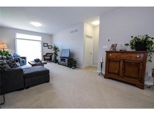 16 Ellis Avenue, St. Catharines, ON - Indoor Photo Showing Living Room