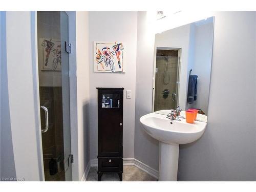 16 Ellis Avenue, St. Catharines, ON - Indoor Photo Showing Bathroom