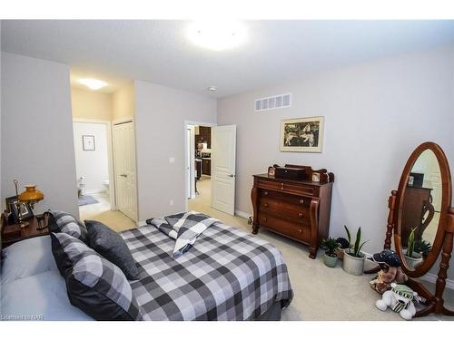 16 Ellis Avenue, St. Catharines, ON - Indoor Photo Showing Bedroom