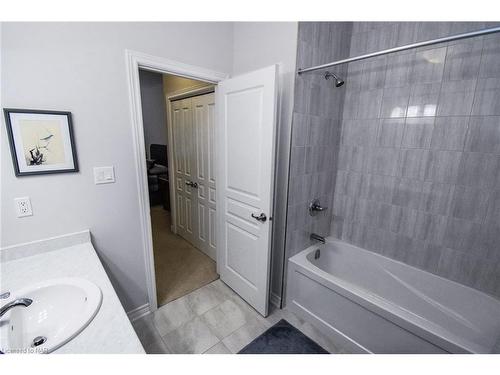 16 Ellis Avenue, St. Catharines, ON - Indoor Photo Showing Bathroom