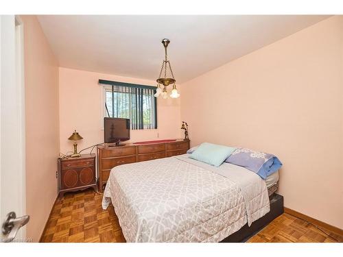 348 Barrick Road, Port Colborne, ON - Indoor Photo Showing Bedroom