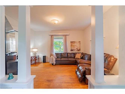 3648 Main Street, Niagara Falls, ON - Indoor Photo Showing Living Room