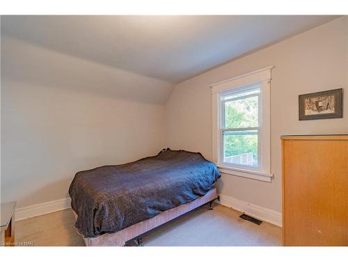 3648 Main Street, Niagara Falls, ON - Indoor Photo Showing Bedroom