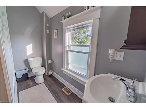 3648 Main Street, Niagara Falls, ON - Indoor Photo Showing Bathroom