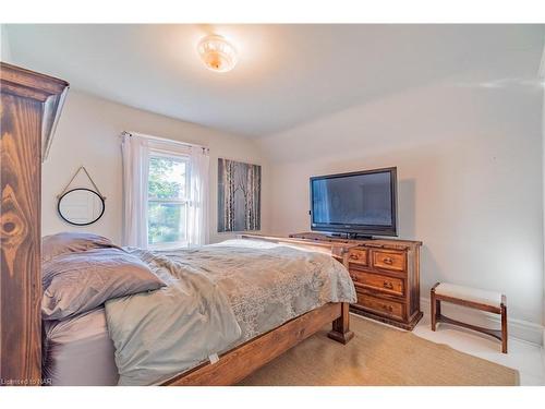 3648 Main Street, Niagara Falls, ON - Indoor Photo Showing Bedroom